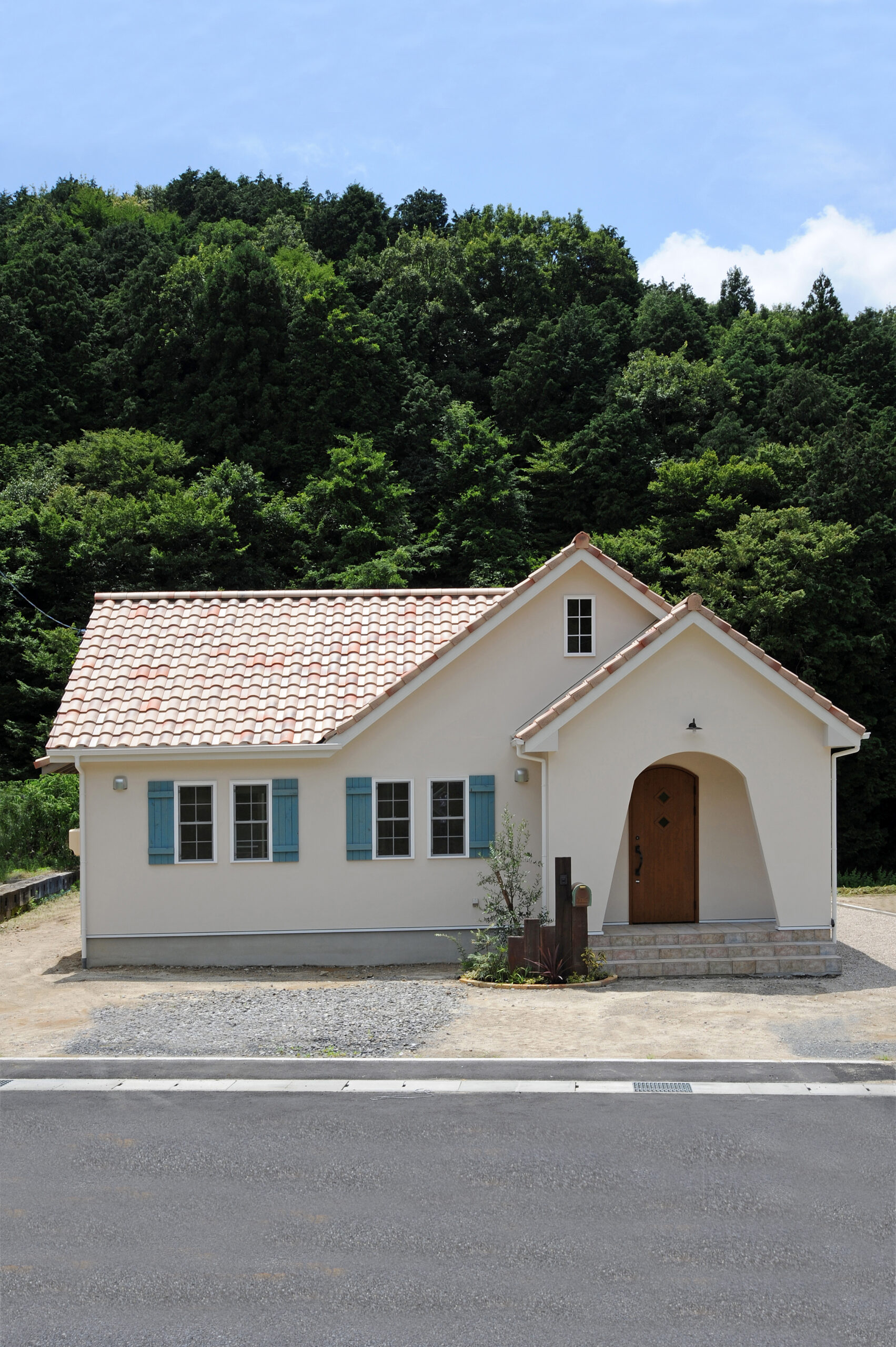 自然に溶け込む瓦屋根カンパーニュスタイル